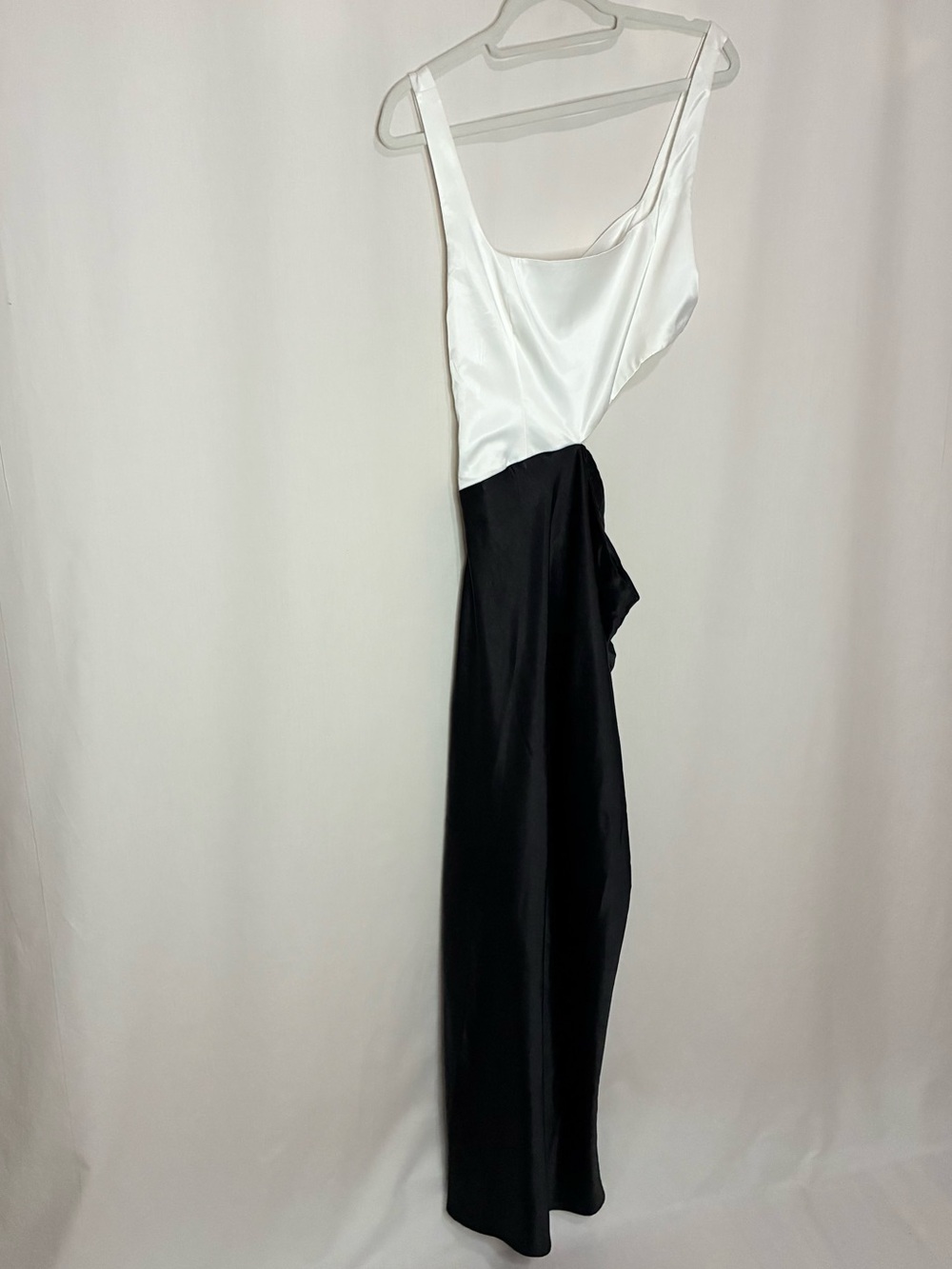 NEW. Meshki Gianna Two Tone Maxi Dress. NWT - Picture 5 of 13